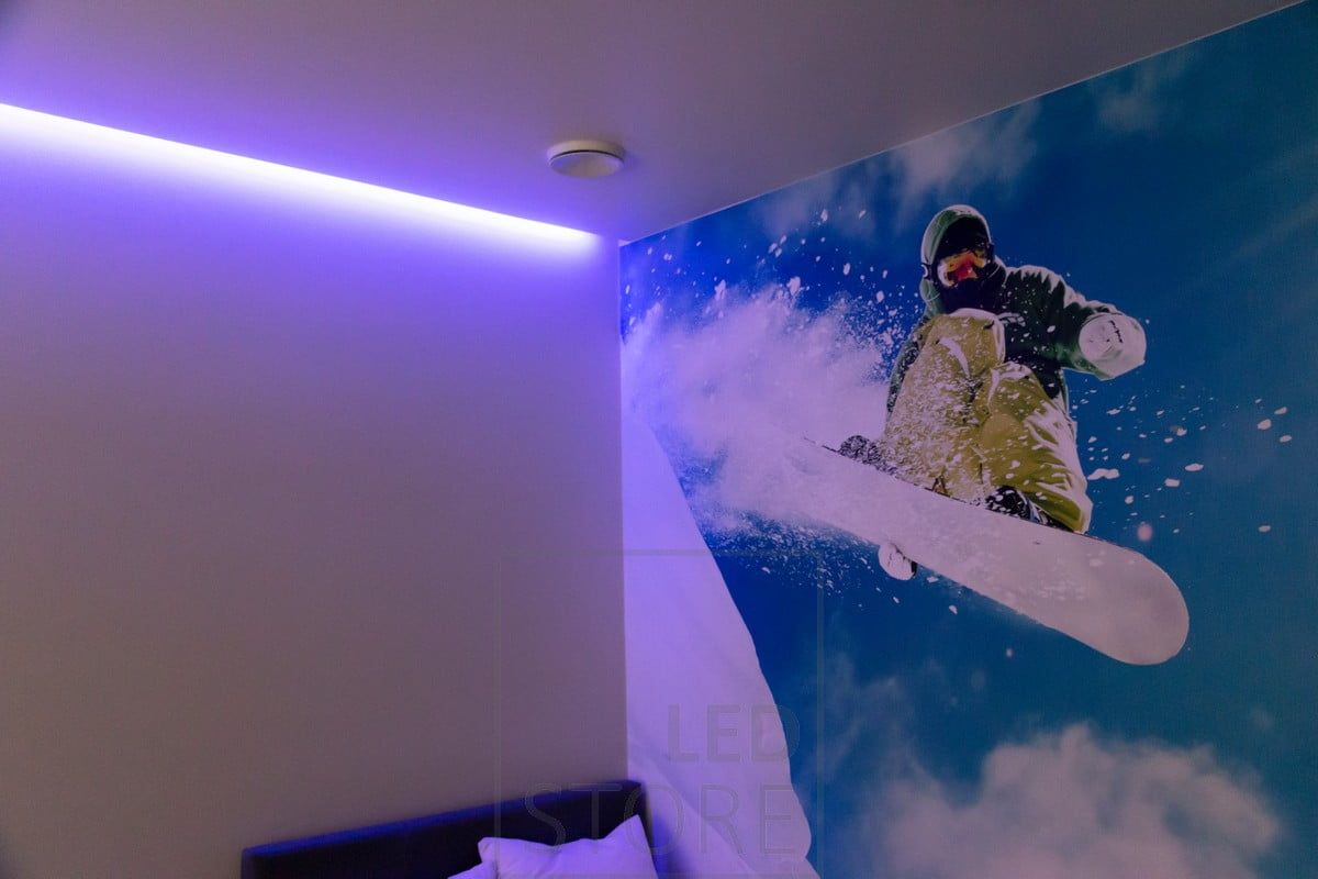 Nastro RGB che crea un'illuminazione d'atmosfera, illuminando indirettamente. I colori sono regolabili in continuo. Ledstore.fi