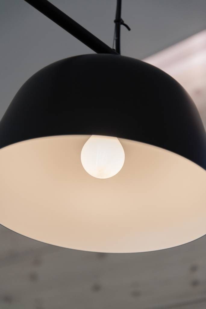 Uno sfondo verde con al centro un quadrato bianco con il testo in grassetto "LED STORE" a grandi lettere, che evidenzia le efficienti soluzioni di illuminazione a LED.