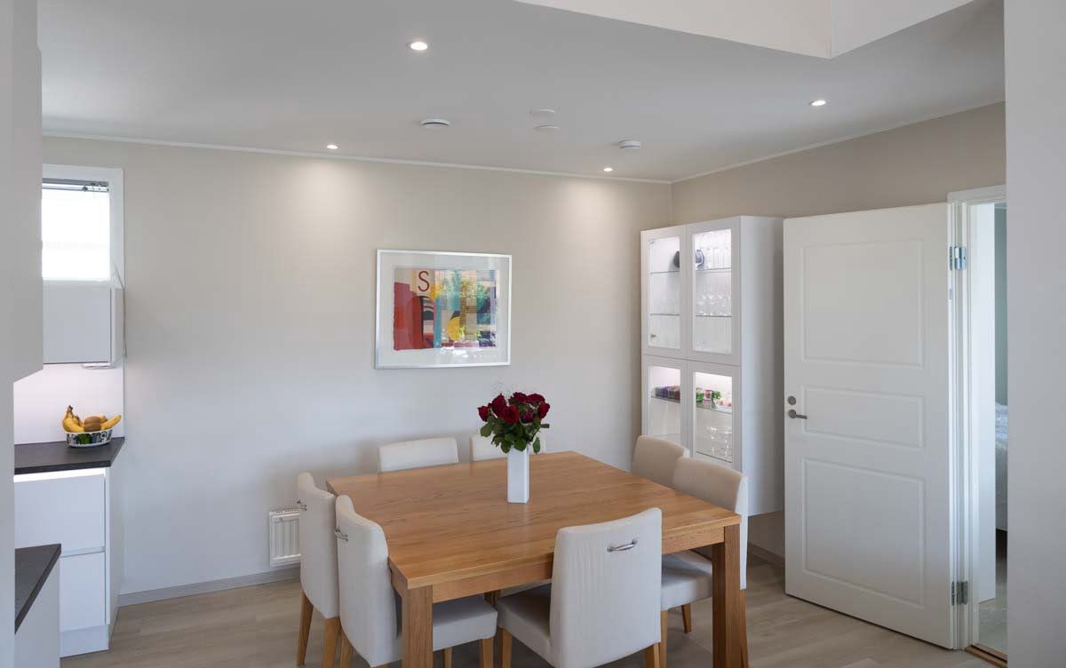 Logo del negozio di illuminazione a LED: il testo bianco "LED STORE" all'interno di un quadrato bianco su sfondo verde rappresenta le soluzioni di illuminazione ad alta efficienza energetica.