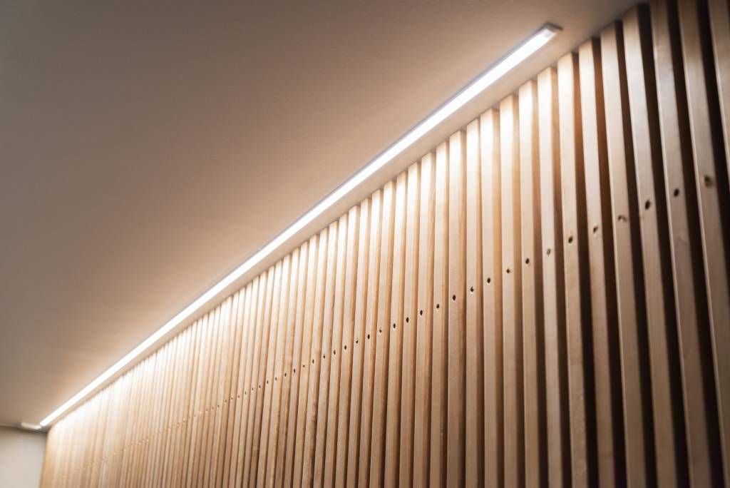 Bellissima illuminazione a strisce LED a incasso nel corridoio della sauna. © LedStore