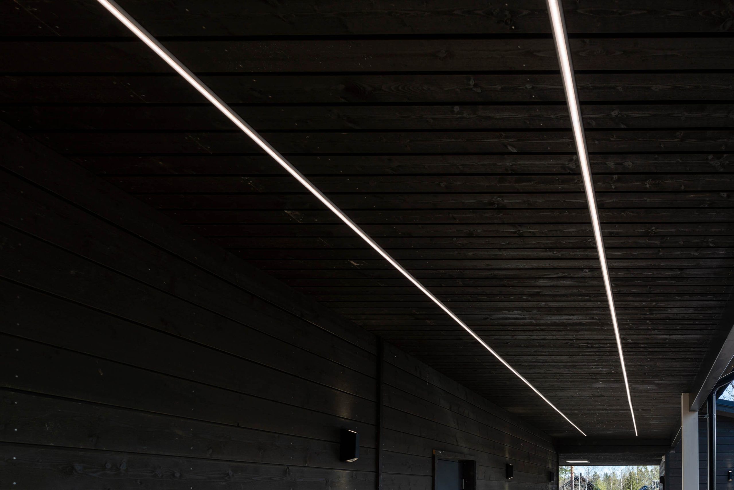 Logo LED STORE su sfondo verde con un quadrato bianco in grassetto che evidenzia le soluzioni di illuminazione LED ad alta efficienza energetica.