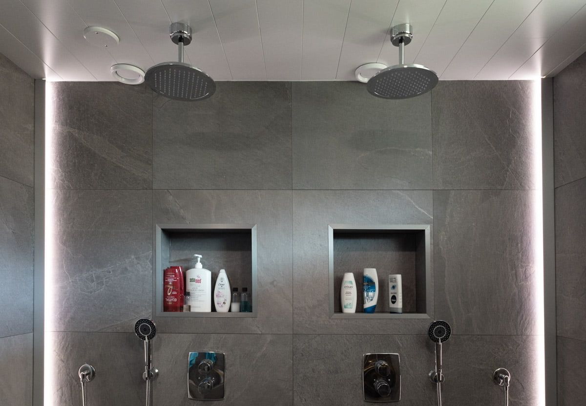 Immagine a sfondo verde con il testo "LED STORE" ben visibile al centro, con un contorno quadrato bianco.