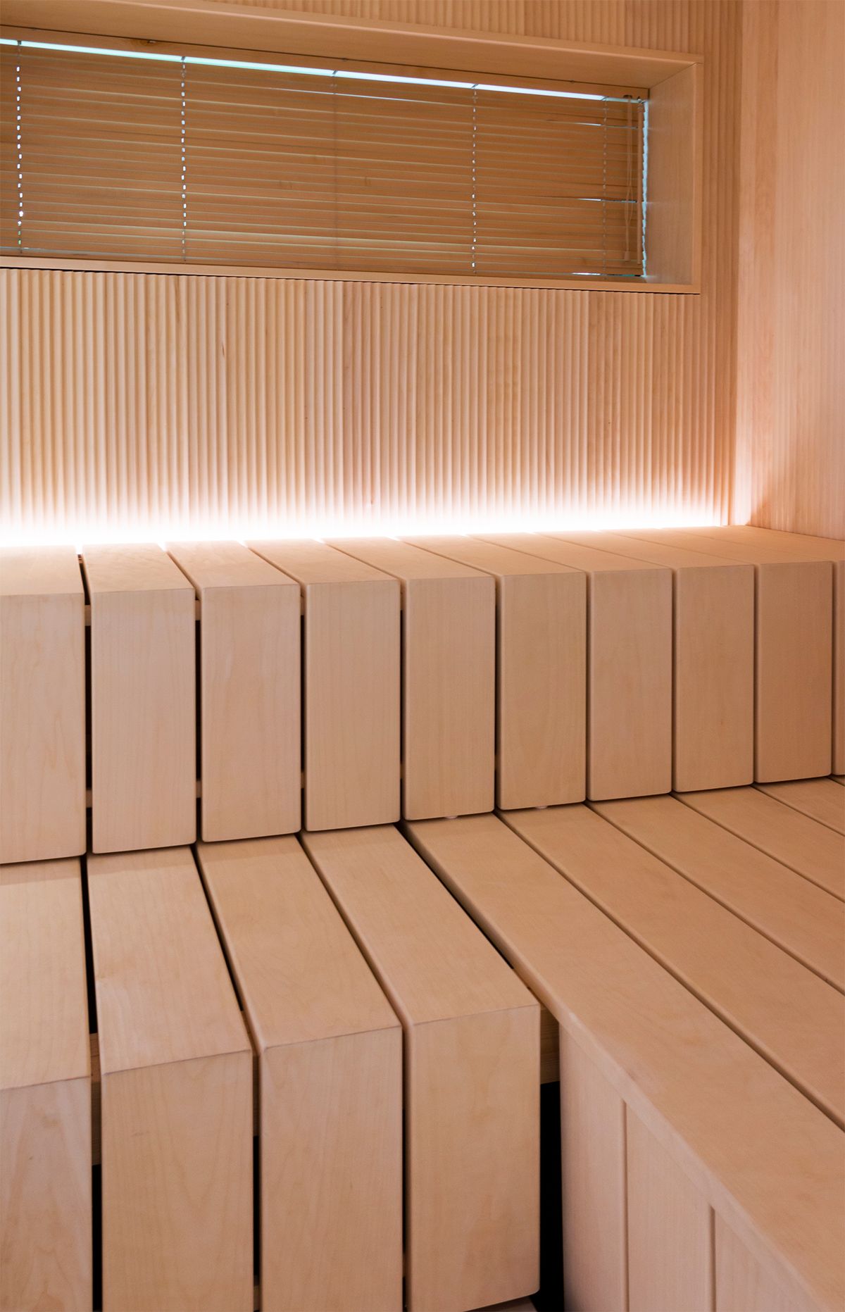 Logo del negozio di illuminazione a LED su sfondo verde con un quadrato bianco e il testo "LED STORE" in grassetto bianco maiuscolo.