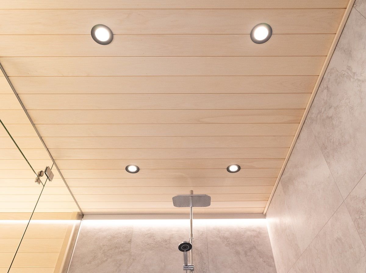 Oltre agli spot, un'ulteriore luce indiretta proveniente da dietro la doccia è fornita da un profilo in alluminio montato sulla superficie della parete al limite del soffitto con una striscia LED da 14,4 W/m a temperatura di colore regolabile CCT. ©LedStore