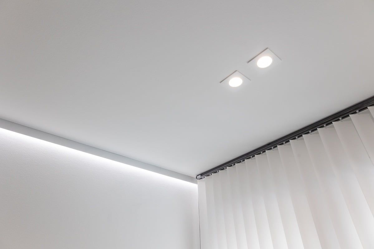 Il sistema di illuminazione della camera da letto è composto da faretti a staffa fissa e strisce LED indirette. ©LedStore