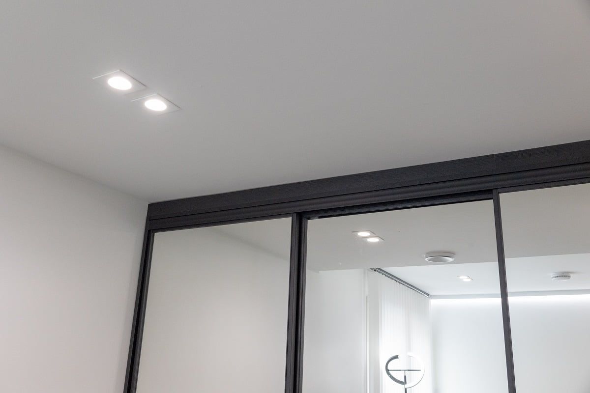 Un Cant fisso conferisce un aspetto tranquillo alla camera da letto. Le lampade sono dimmerabili e regolabili in temperatura di colore. ©LedStore