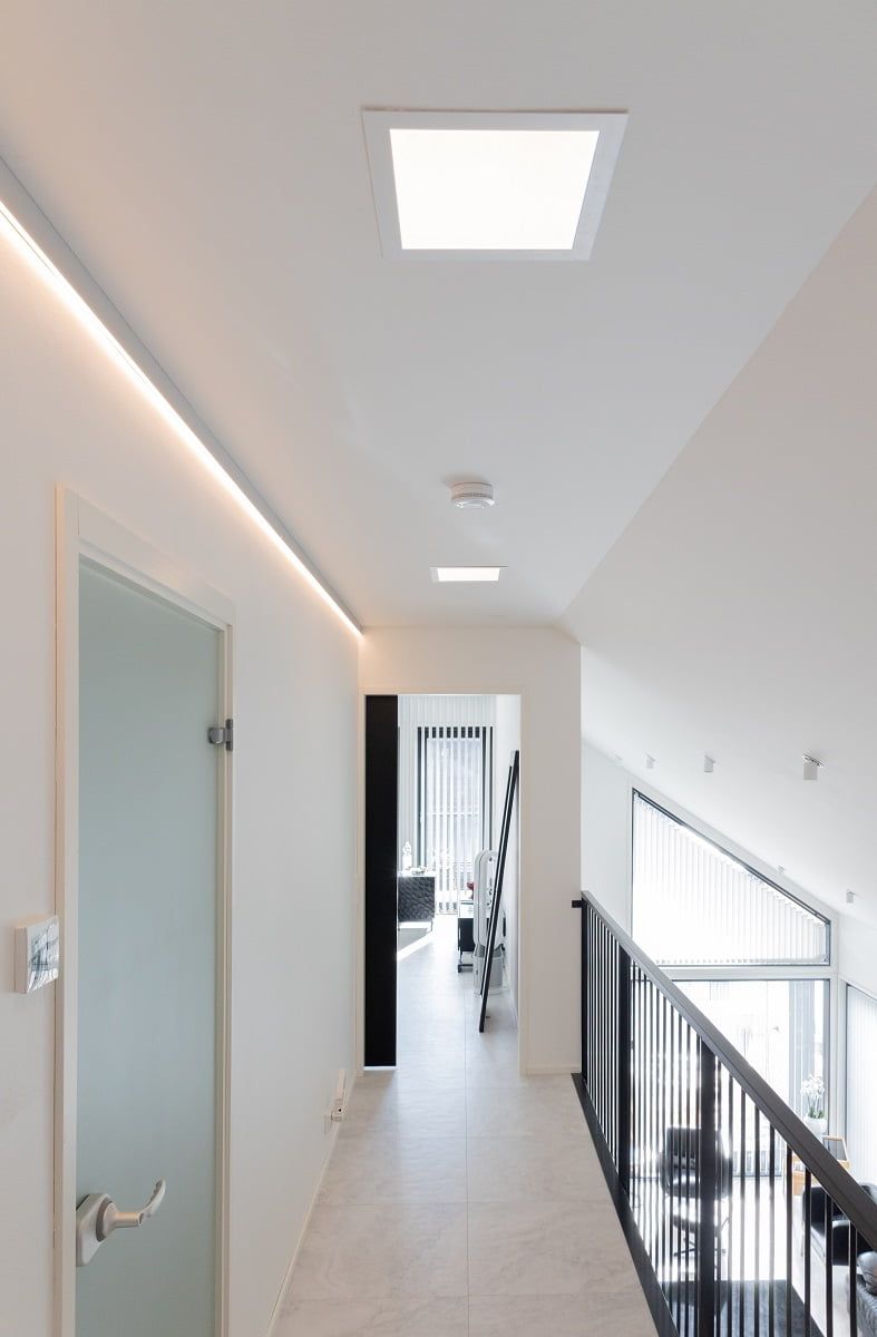 L'aspetto generale dell'illuminazione dell'atrio superiore. L'immagine mostra un Paneeli 300, un profilo a strisce LED indirette e spot Kolo 12W nel soffitto ripido. ©LedStore