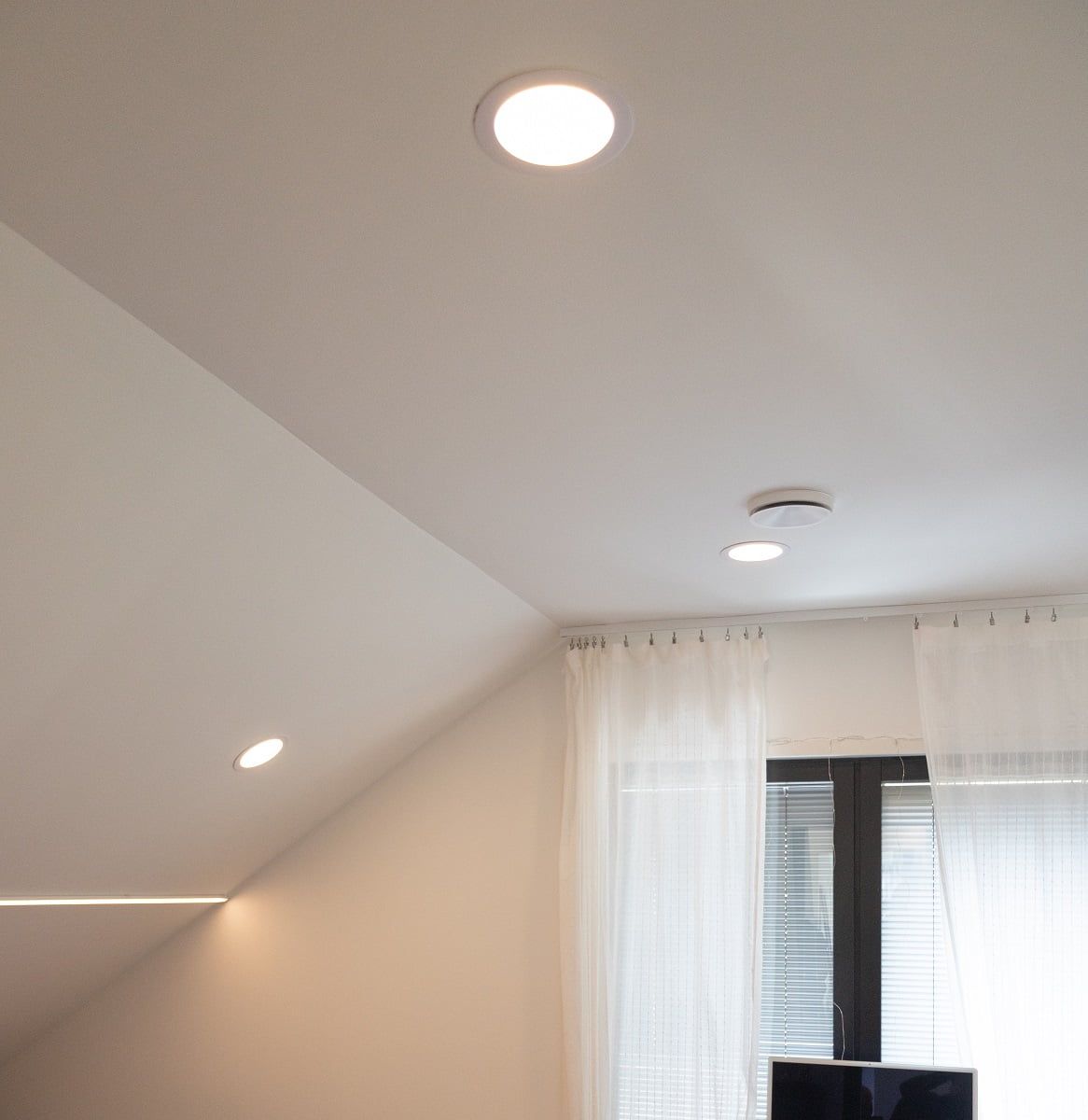 Nelle camere da letto, l'area del soffitto piano è limitata, quindi alcuni apparecchi sono posizionati sulla parte inclinata del soffitto per garantire che i bordi della stanza non vengano oscurati. ©LedStore