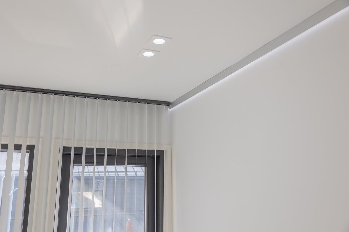 Gli spot fissi Cant 9W sono raggruppati a coppie. Sul bordo del soffitto, la luce è fornita da una striscia LED in un profilo di alluminio. Le luci possono essere utilizzate contemporaneamente o in momenti diversi. ©LedStore