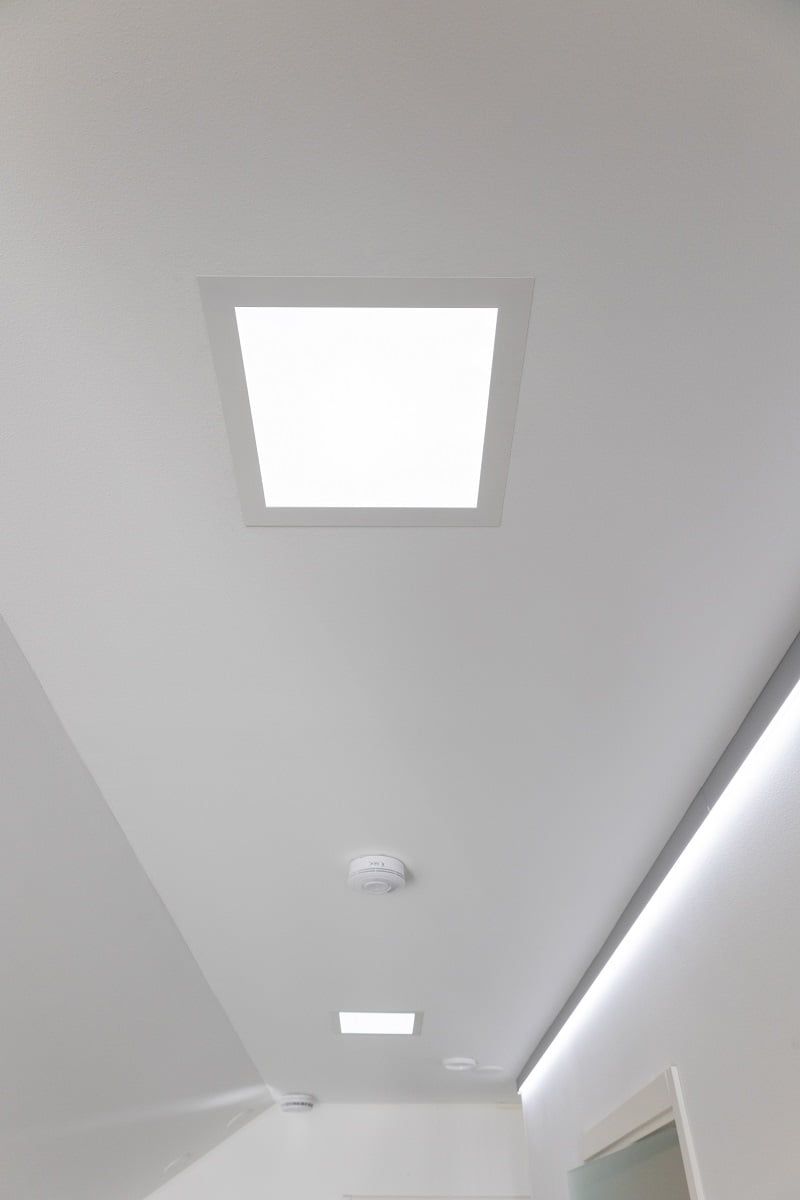 Il corridoio dell'atrio ha due livelli di illuminazione, Paneeli300 come illuminazione generale e Indirecr2 come illuminazione indiretta, con strisce LED solo verso il basso. ©LedStore