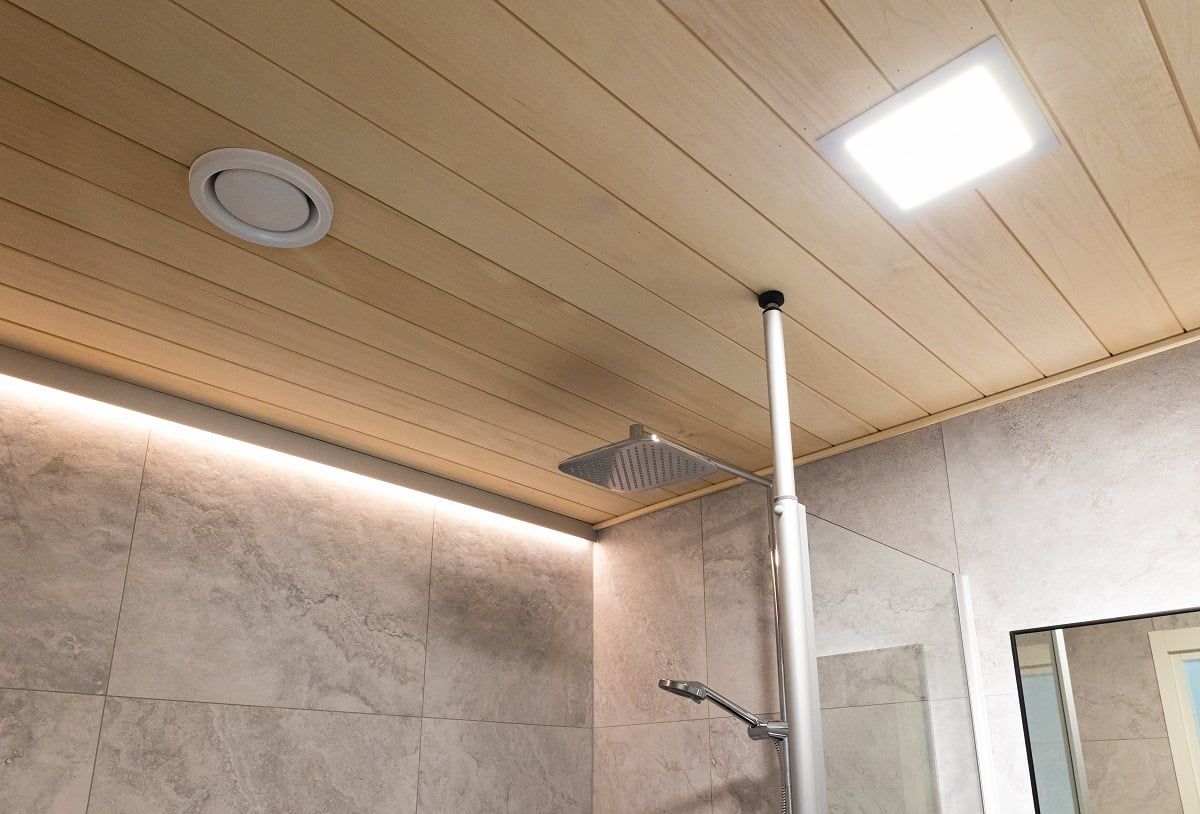 Striscia LED indiretta con regolazione della temperatura di colore calda. L'illuminazione generale è fornita da apparecchi impermeabili Paneeli200. ©LedStore