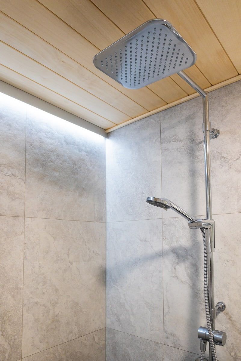 Con il profilo in alluminio, l'illuminazione a strisce LED diventa elegante e resistente agli schizzi. ©LedStore