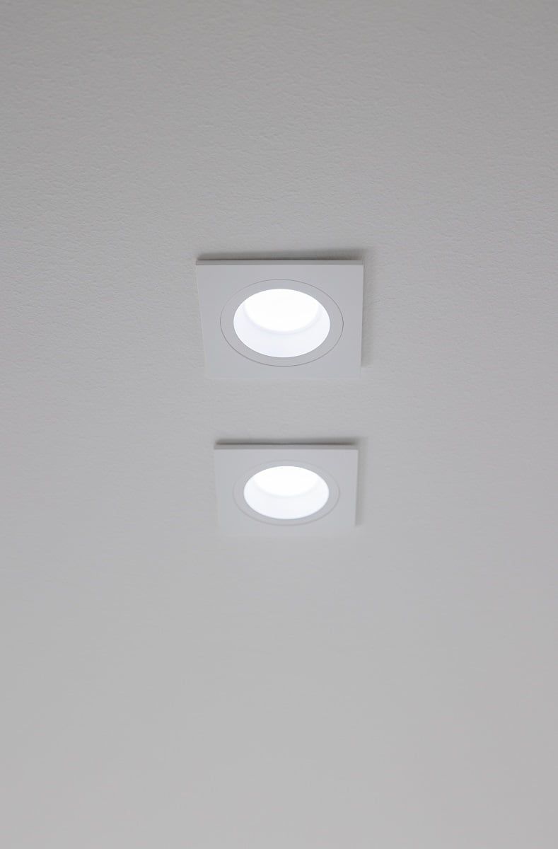 La luce spot fissa Kantti si apre a 45 gradi e ha un'eccellente resa cromatica. La sorgente luminosa si trova leggermente più in profondità nell'apparecchio, riducendo al minimo l'abbagliamento. ©LedStore