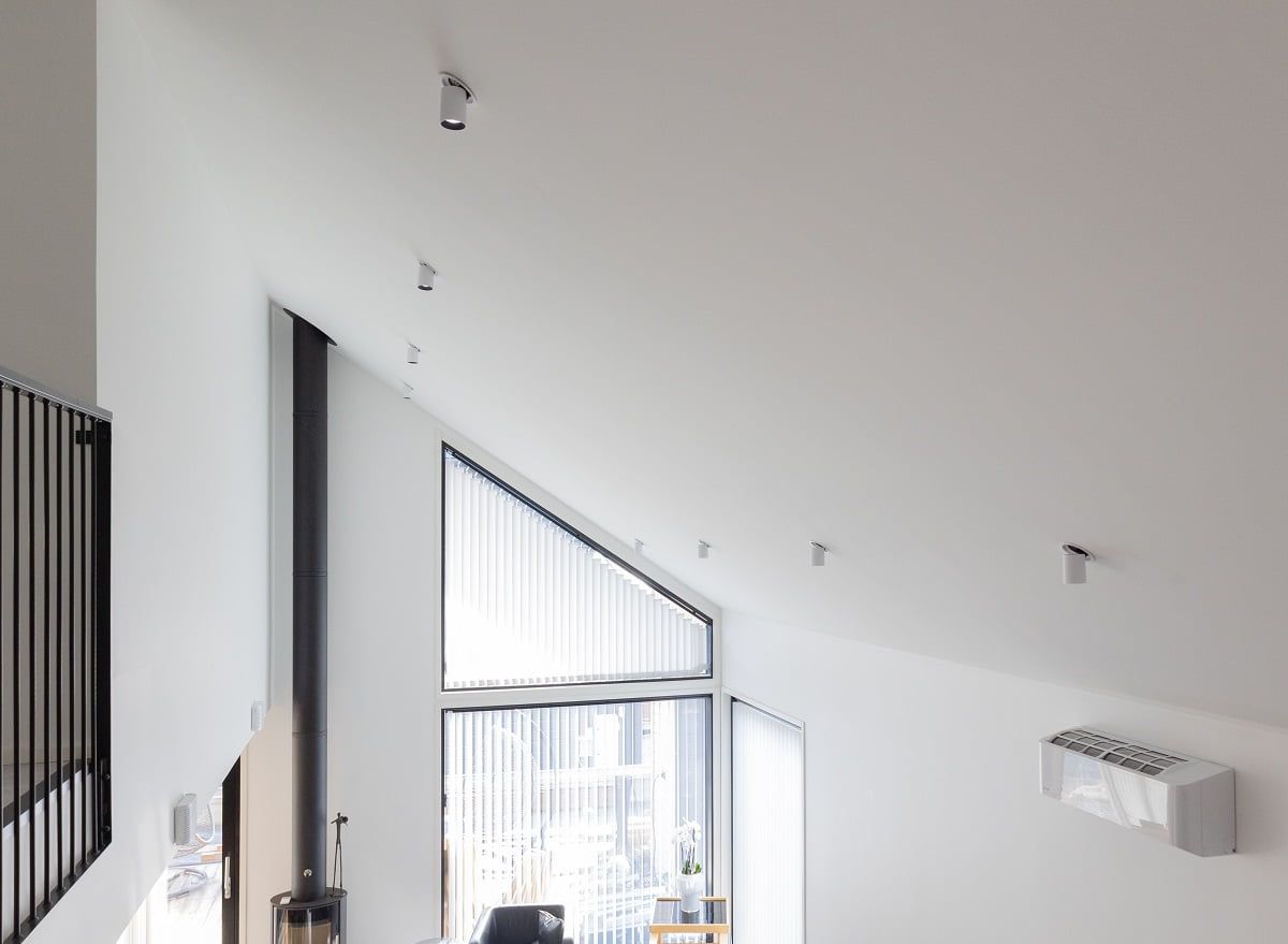 Gli apparecchi Kolo hanno il vantaggio di non abbagliare lateralmente, il che è un vantaggio in uno spazio alto due piani. ©LedStore