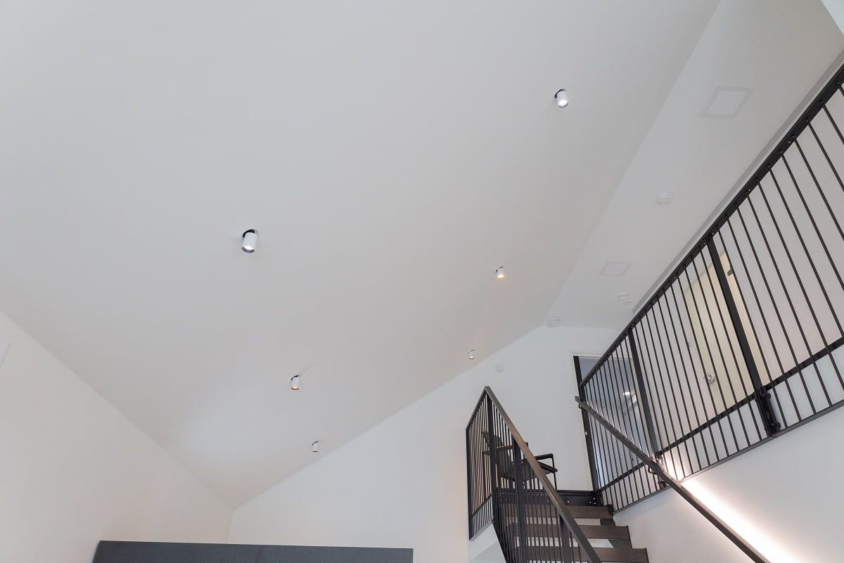 Stretto e retrattile, il faro Kolo 12W è una scelta eccellente per illuminare soffitti ripidi. ©LedStore