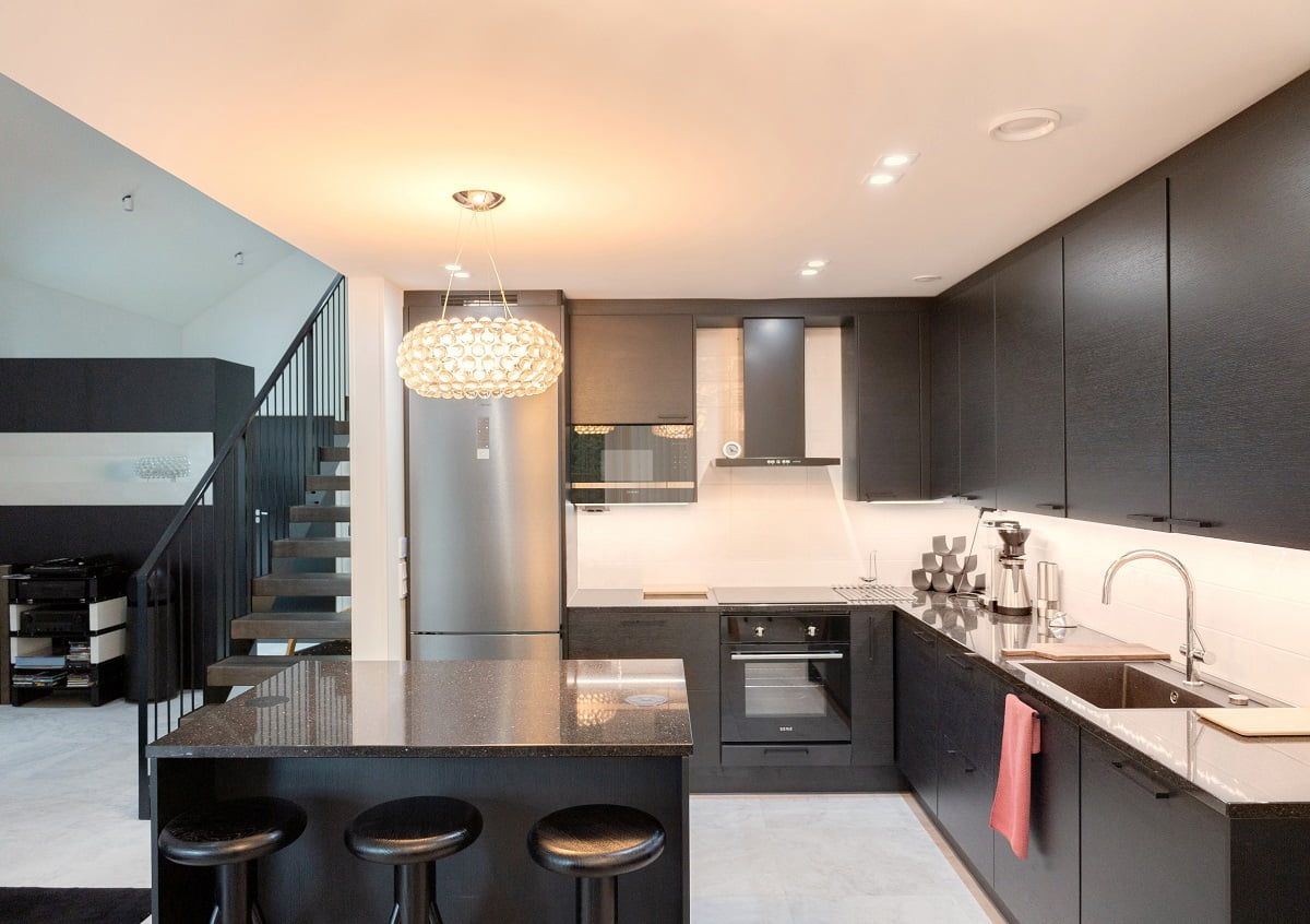 Faretti da cucina e strisce luminose per piani di lavoro regolati su una tonalità di luce calda. ©LedStore