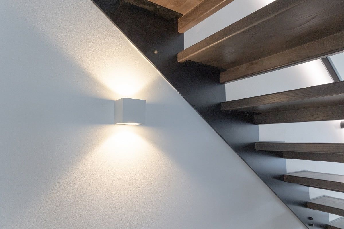 Lo spazio inferiore degli scaffali interni è illuminato da ©LedStore