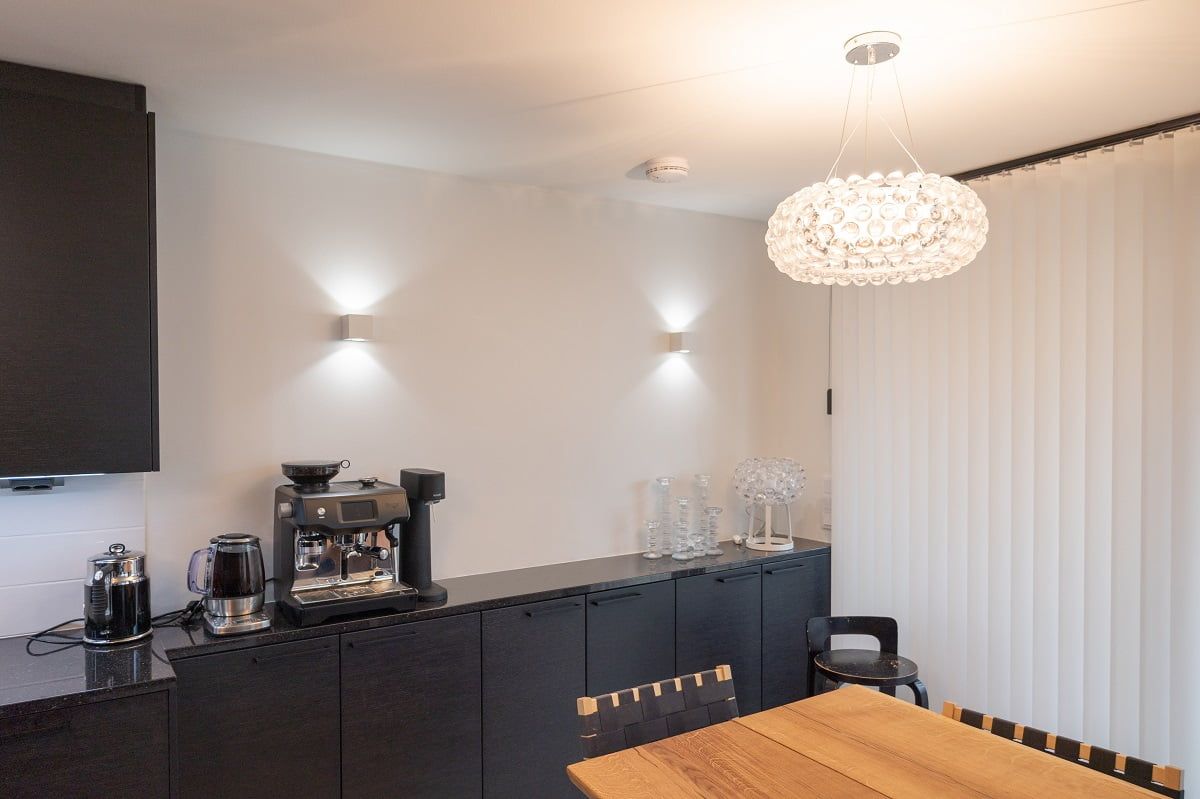 Illuminazione della cucina con le applique XL Cubic abbinate. ©LedStore