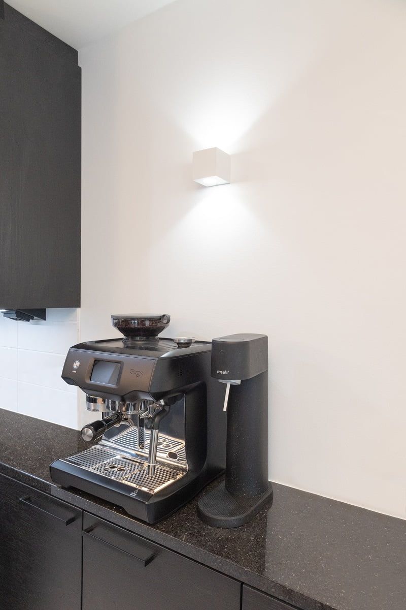 Lampada da parete XL Cubic per un'illuminazione supplementare d'atmosfera in una cucina aperta. ©LedStore