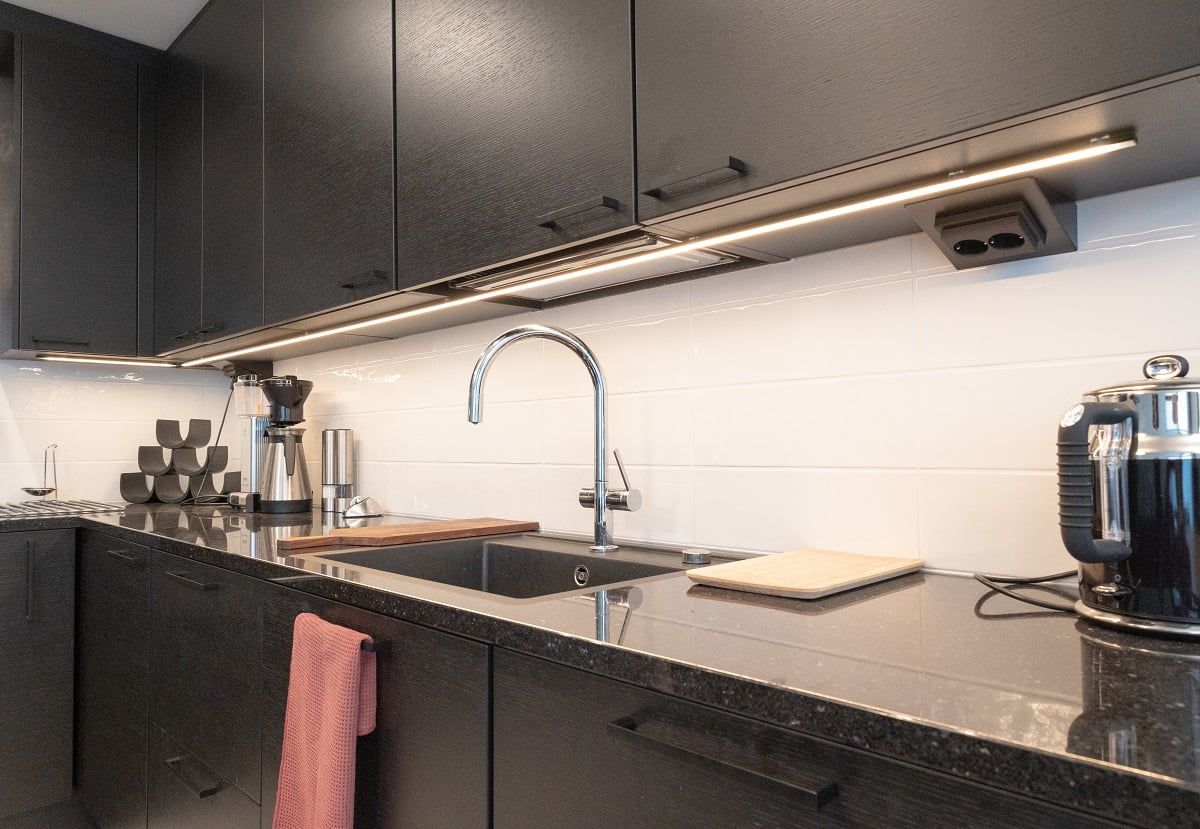 Lampada da tavolo nera a basso profilo ©LedStore