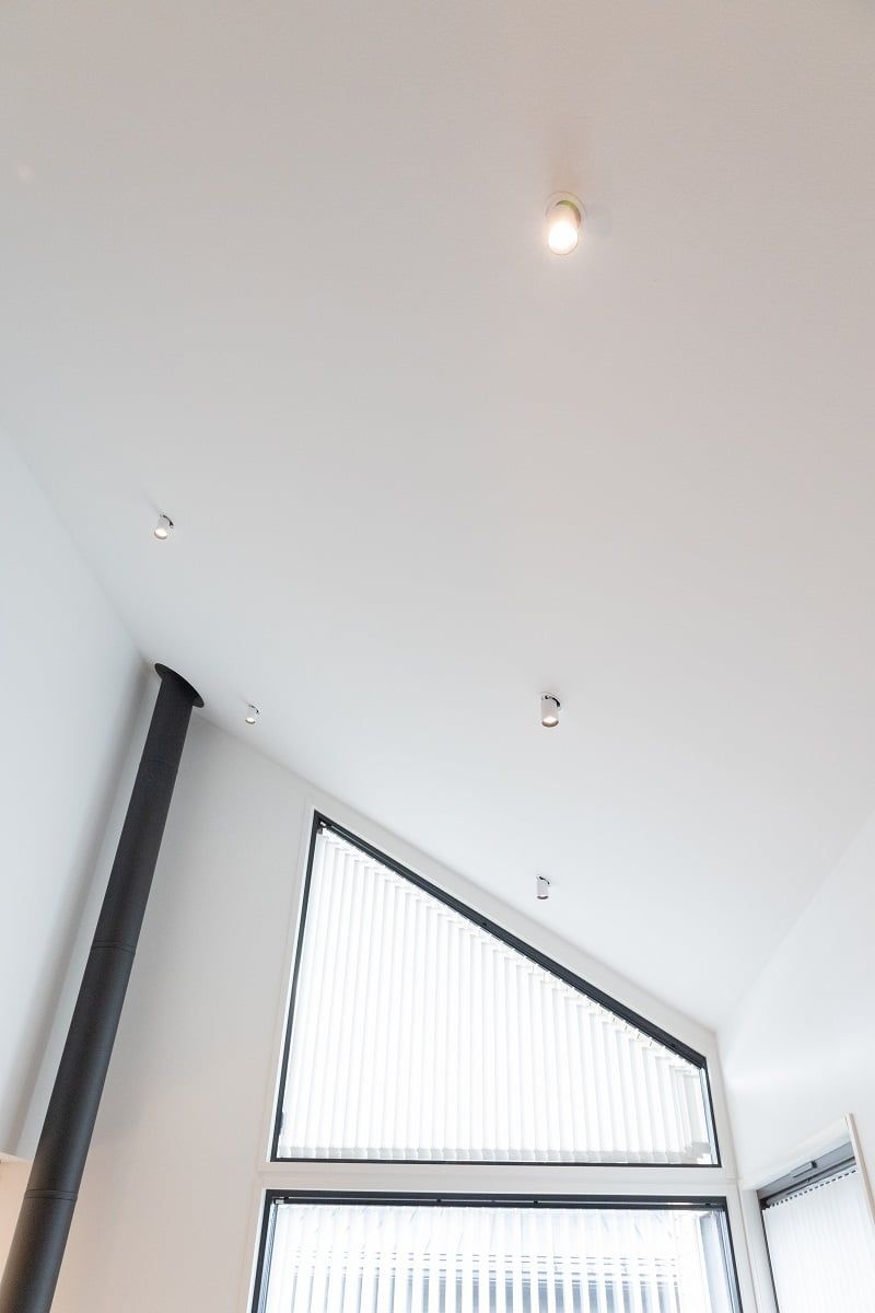 Gli spot Colo sono posizionati sul soffitto a intervalli regolari per fornire un'illuminazione uniforme dello spazio con un apparecchio ad angolo stretto. ©LedStore