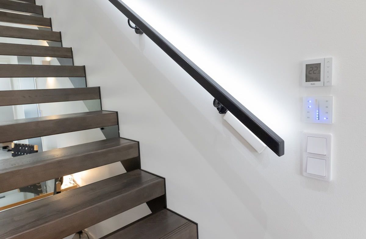 Il corrimano della scala è illuminato da una striscia LED regolabile in temperatura di colore in profilo di alluminio. ©LedStore