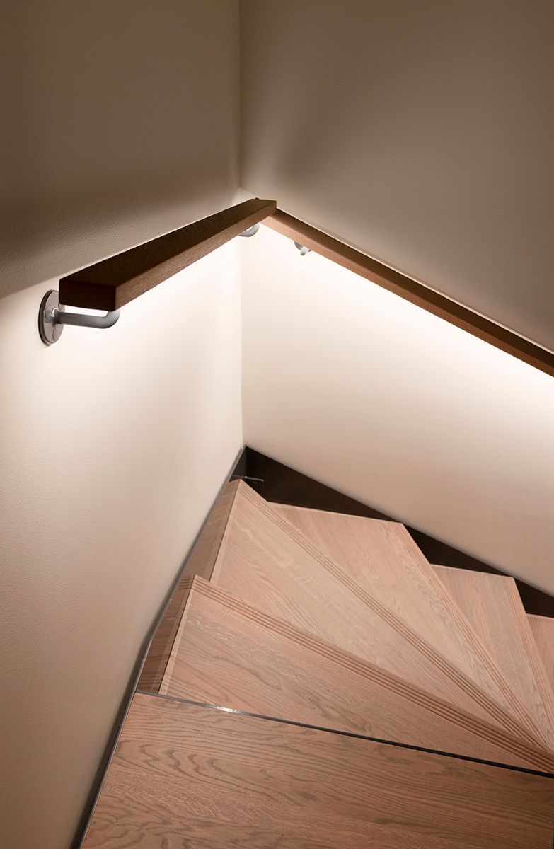 Uno sfondo verde con un quadrato bianco al centro e il testo "LED STORE" in grassetto, che promuove soluzioni di illuminazione LED ad alta efficienza energetica.