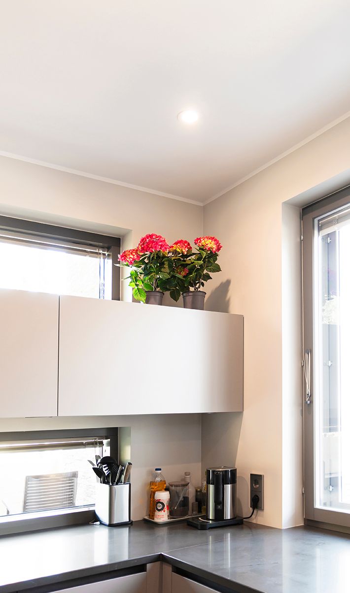 Sfondo verde su quadrato bianco, testo "LED STORE" su bianco - Campagna per un negozio di illuminazione a LED.