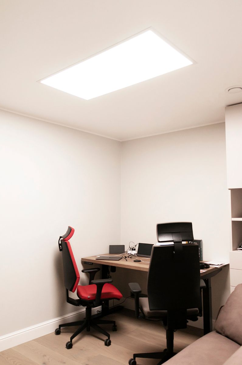 Sfondo verde e quadrato bianco con il testo "LED STORE" in grassetto, che promuove il commercio di illuminazione LED ecologica.