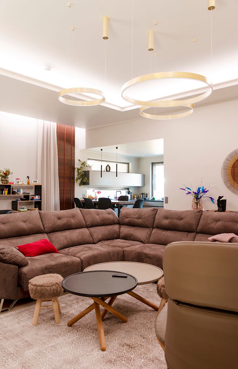 Sfondo verde con un quadrato con il testo "LED STORE" in bianco; logo di un'azienda di illuminazione a LED per l'illuminazione ecologica.