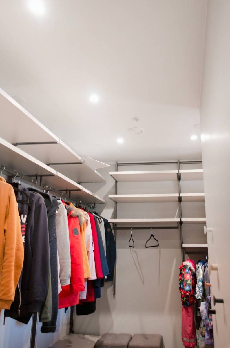 Logo LED STORE su sfondo verde, su un quadrato bianco con un font minimalista