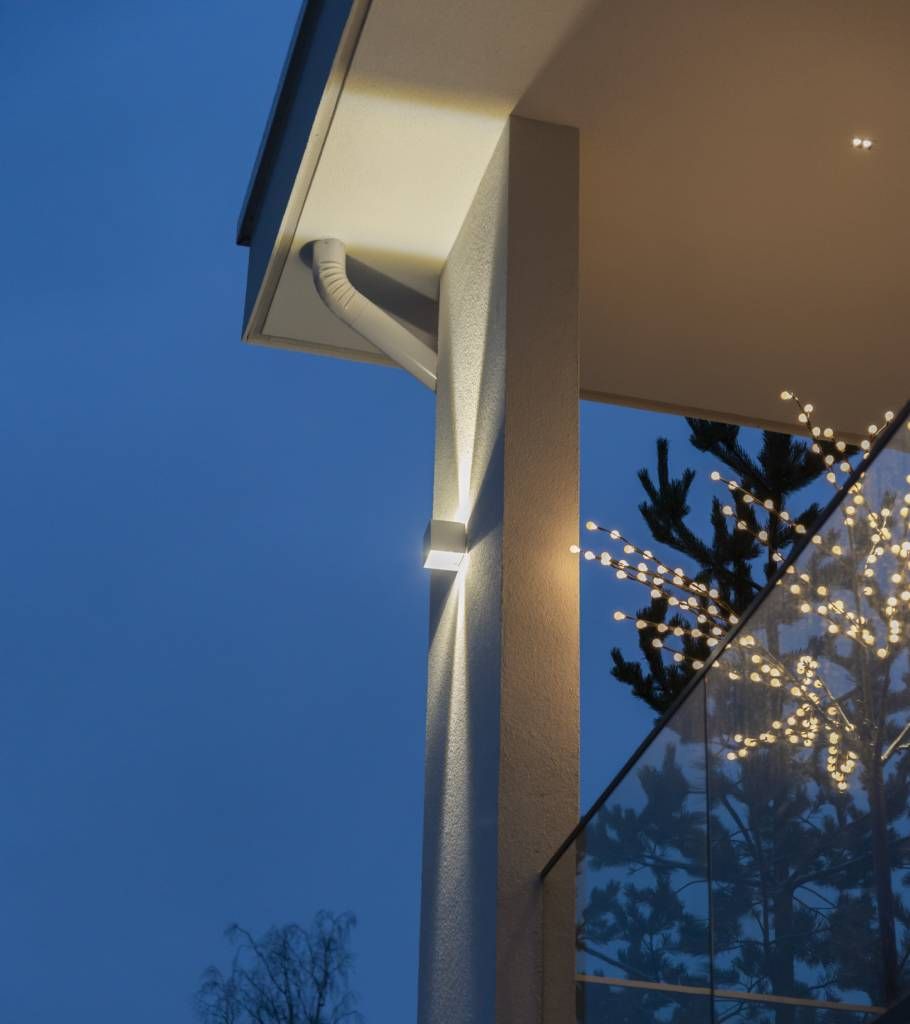 Lampada da parete Funk negli angoli della casa e spot Linja2 sulla terrazza intorno alla casa. © LedStore