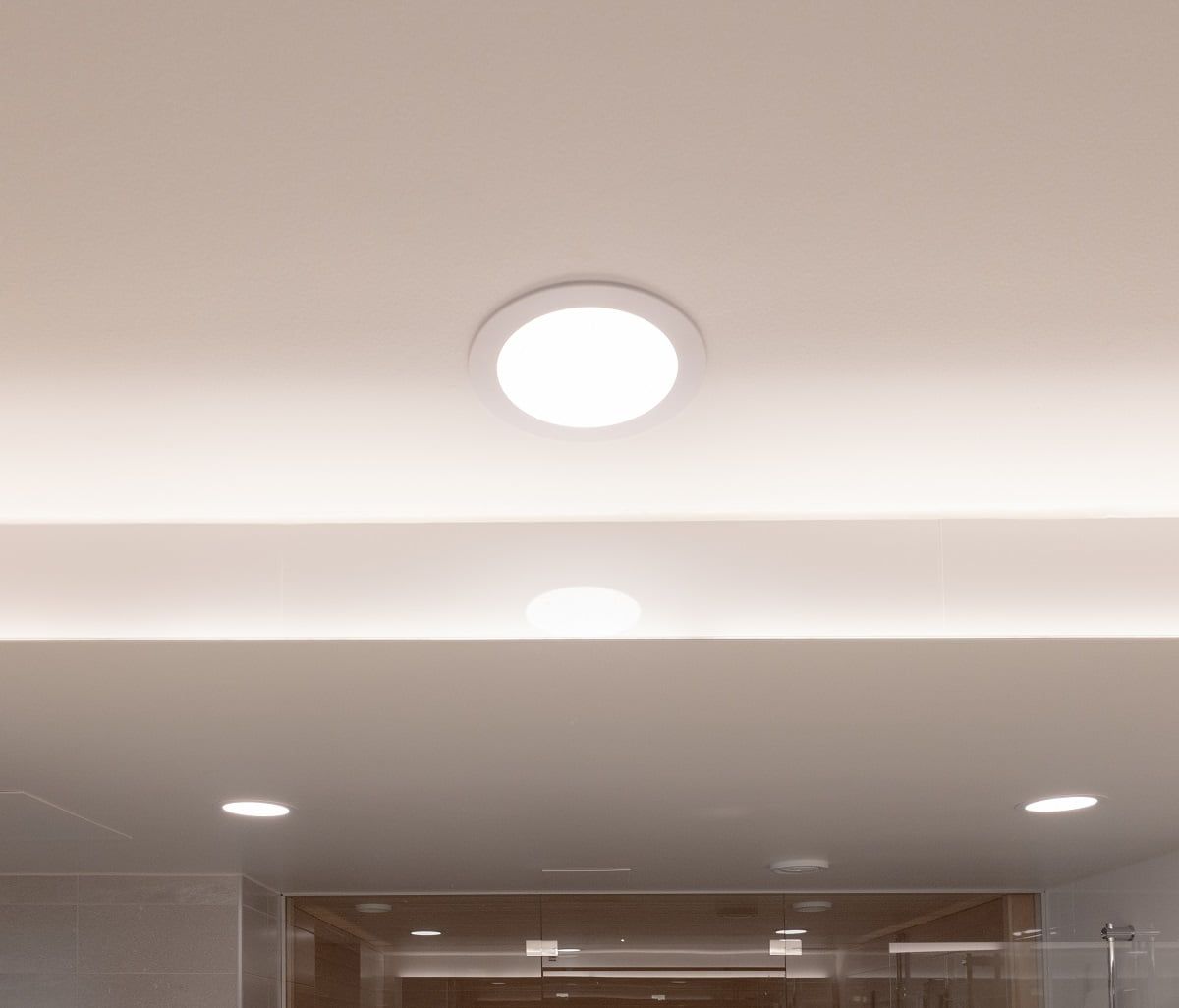 L'apparecchio a pannello Plafond160 porta una luce uniforme al soffitto del bagno. ©LedStore