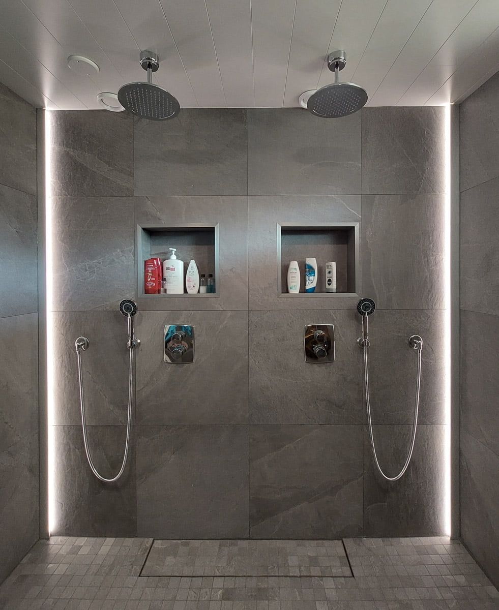 Logo LED Store: uno sfondo verde con un quadrato bianco e il testo "LED STORE" in grassetto al centro, che evidenzia le soluzioni di illuminazione ecologica.