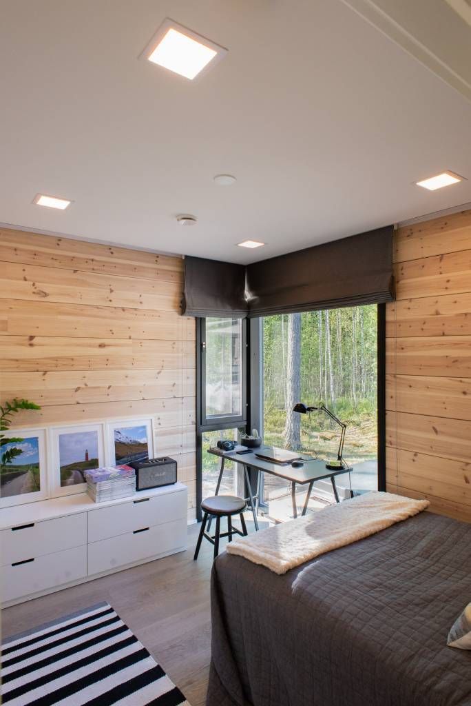 LED STORE a caratteri cubitali su un quadrato bianco con sfondo verde