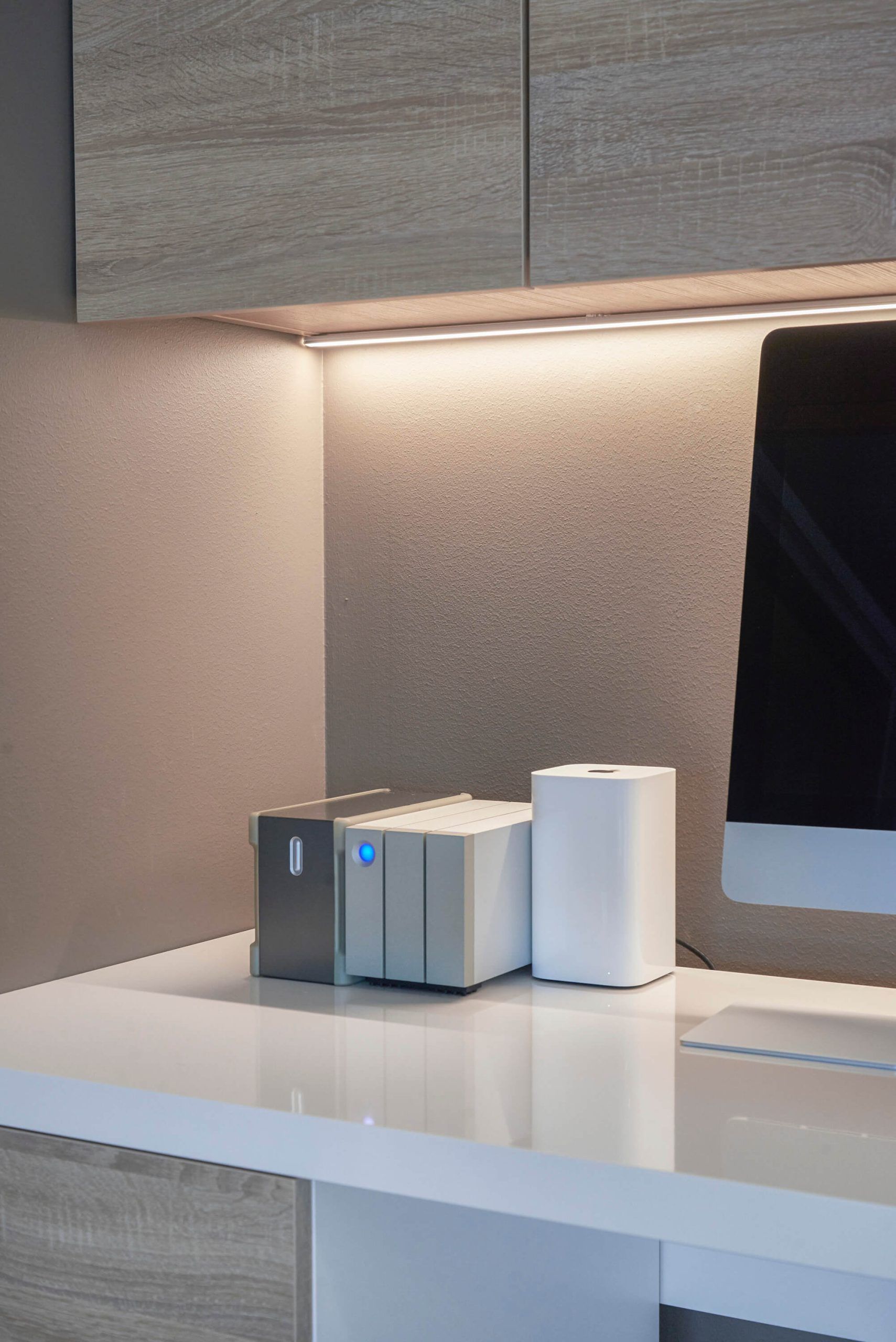 Logo LED STORE su sfondo verde con un quadrato bianco e testo bianco in grassetto sulle soluzioni di illuminazione a LED.