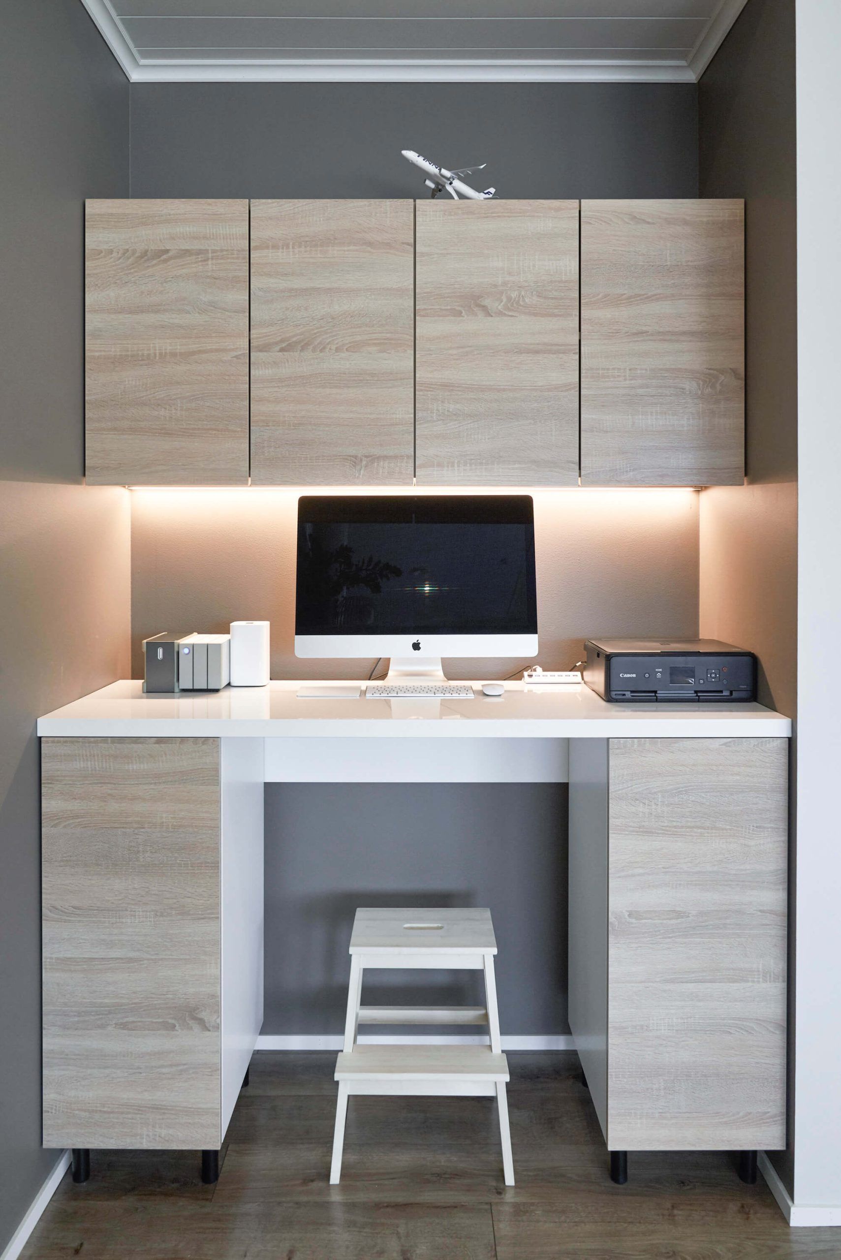 Insegna LED STORE con un quadrato bianco su sfondo verde, che presenta un font moderno per il branding di un negozio di illuminazione a LED.