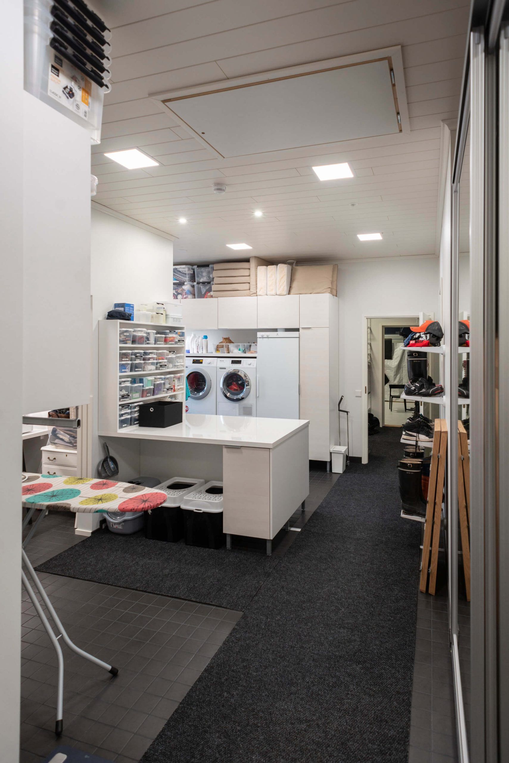 Logo LED STORE con testo bianco su sfondo verde, che promuove soluzioni di illuminazione ecologiche. Luci LED ad alta efficienza energetica per la casa o l'azienda.