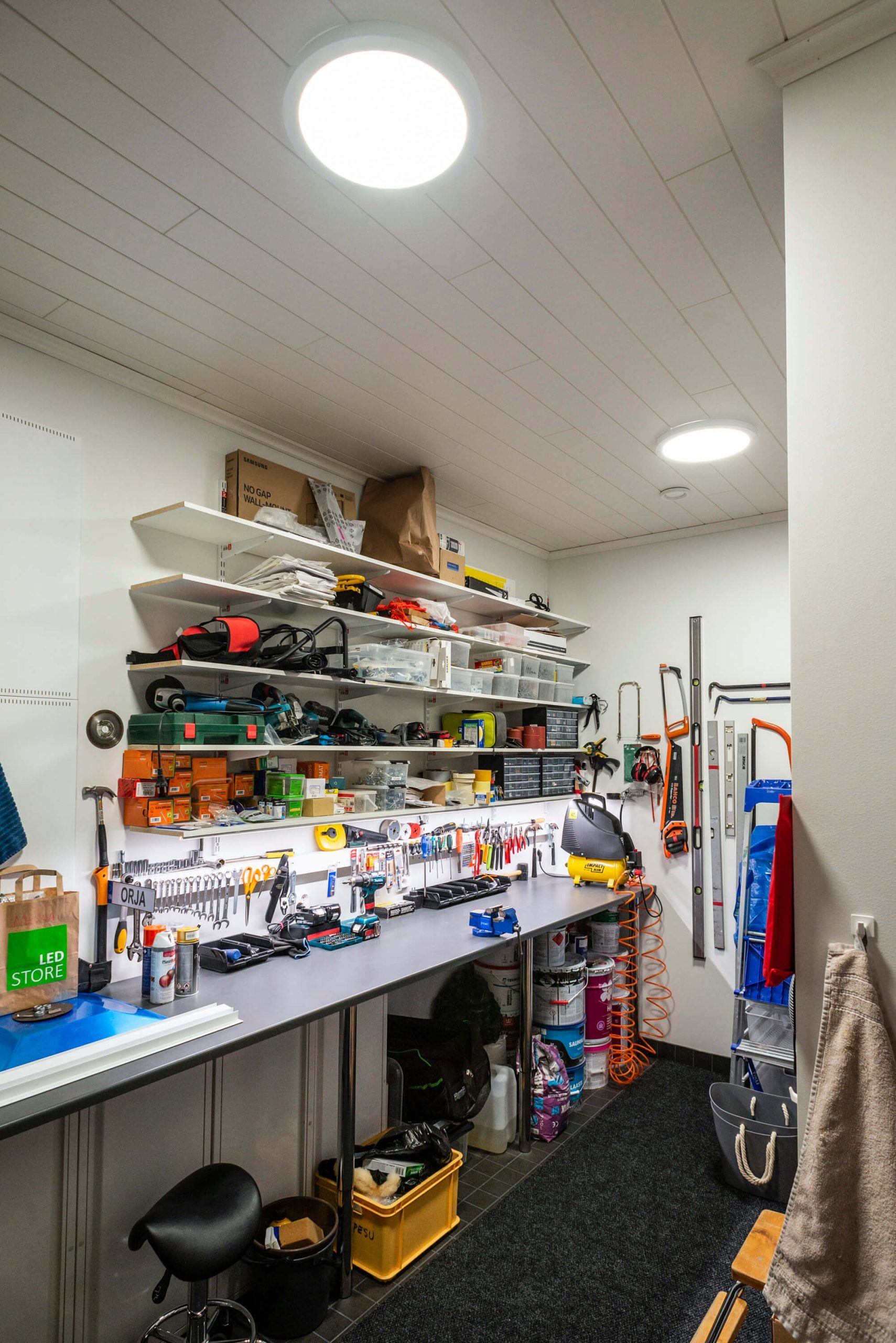 Logo del negozio di illuminazione a LED: sfondo verde con contorno quadrato bianco, "LED" in grassetto sopra "STORE" all'interno del quadrato, tutto il testo in bianco.