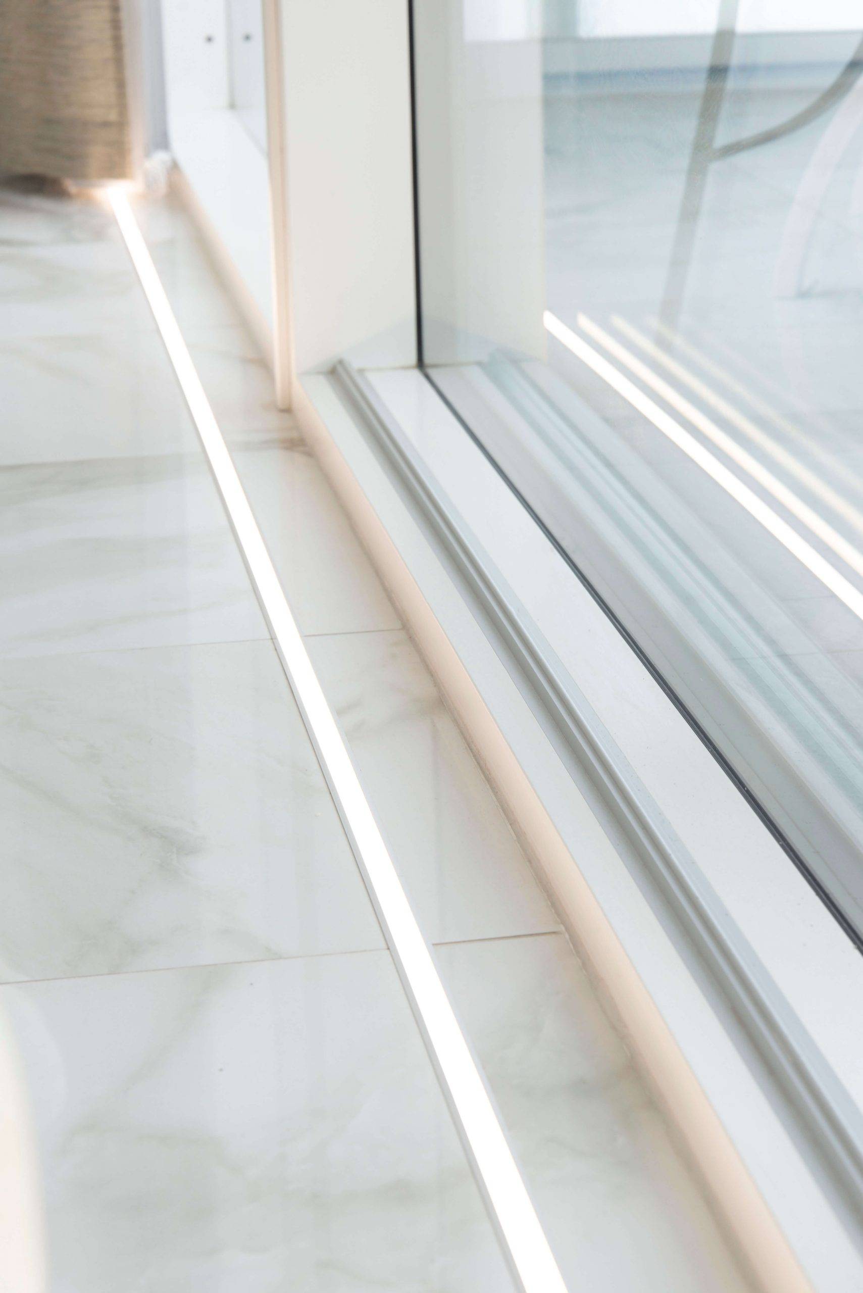 Sfondo verde con un rettangolo bianco con al centro il testo "LED STORE" in lettere maiuscole bianche e in grassetto.