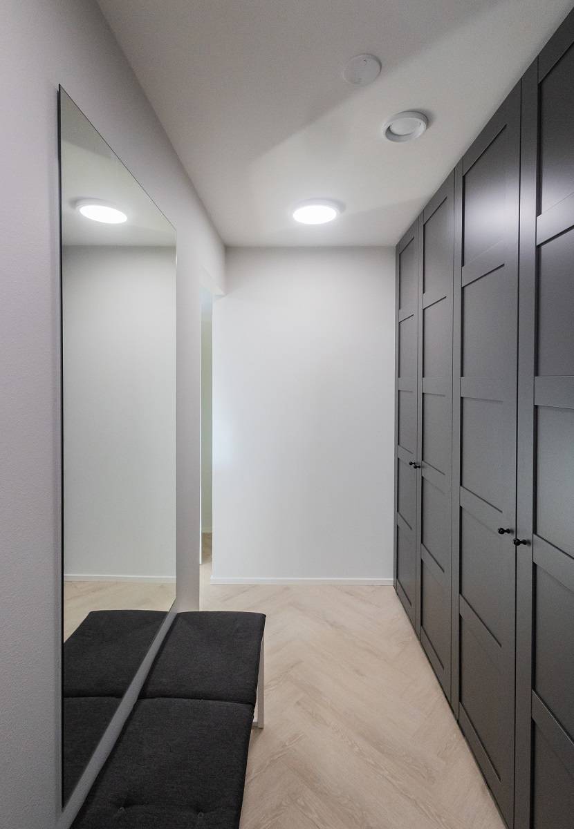 Plafond a led montato in superficie in un armadio