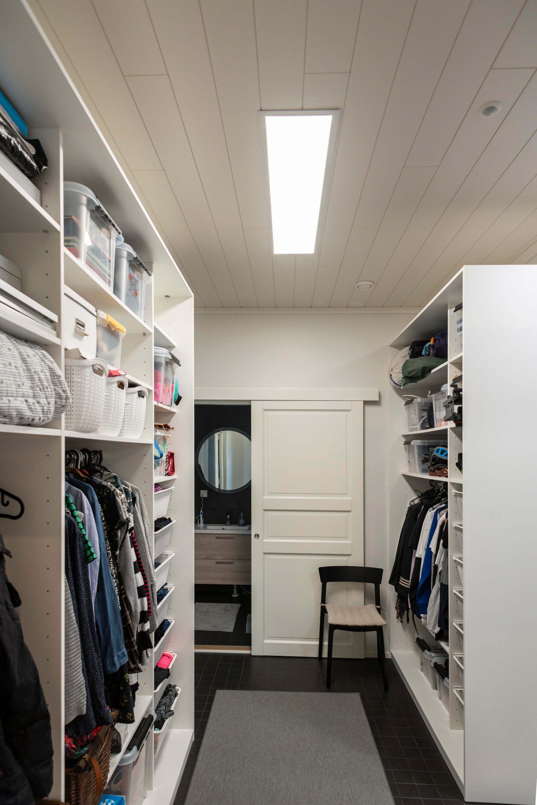 Uno sfondo verde con un quadrato bianco al centro e la scritta "LED STORE" in grassetto, che evidenzia la brand identity del negozio di illuminazione a LED.