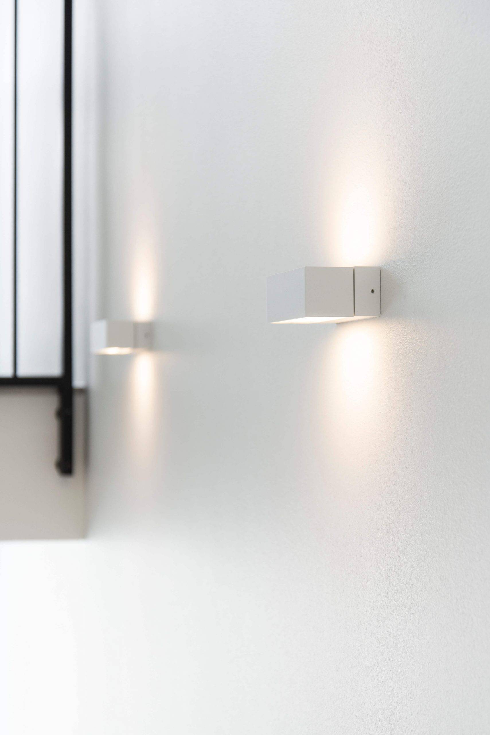 Logo LED STORE su sfondo verde e quadrato bianco, che evidenzia le soluzioni di illuminazione ad alta efficienza energetica per gli spazi moderni.