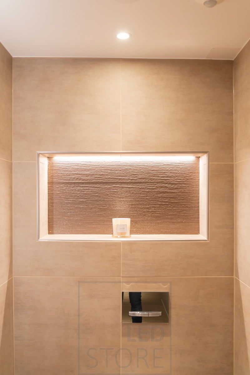 Mensola da incasso illuminata da strisce led, crea una bella e piacevole luce indiretta nello spazio e mette in risalto la nicchia. Ledstore.fi