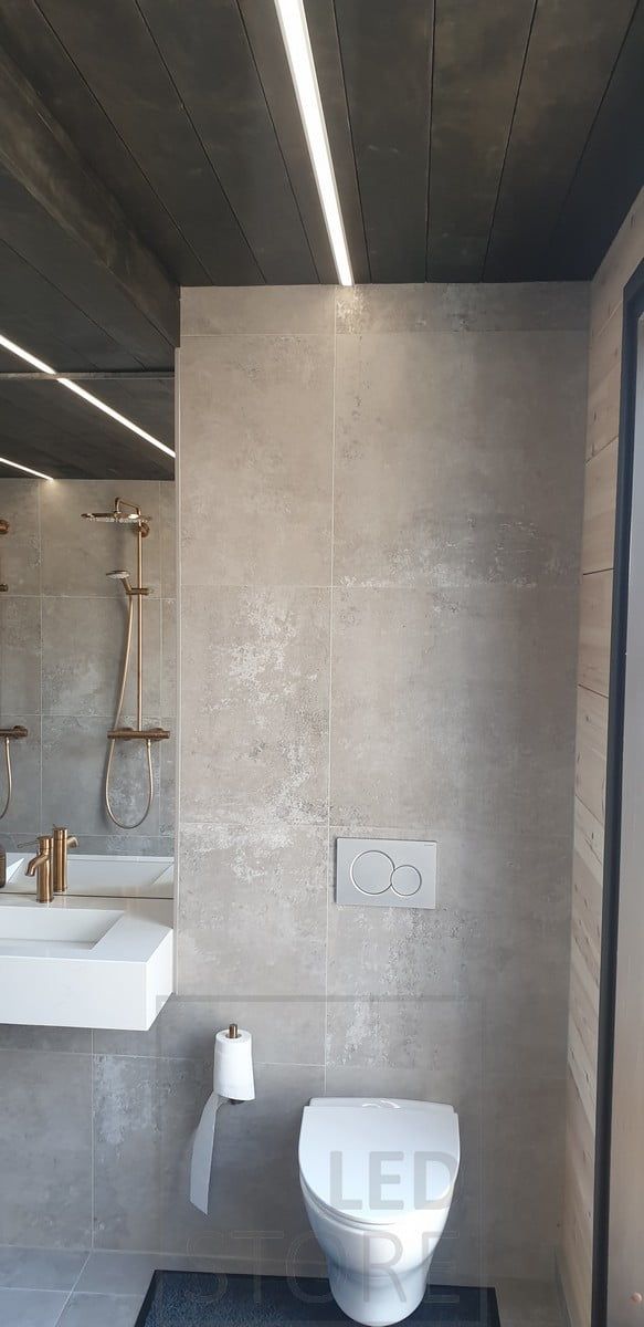 Striscia led sul soffitto di una toilette come illuminazione generale. Ledstore.fi