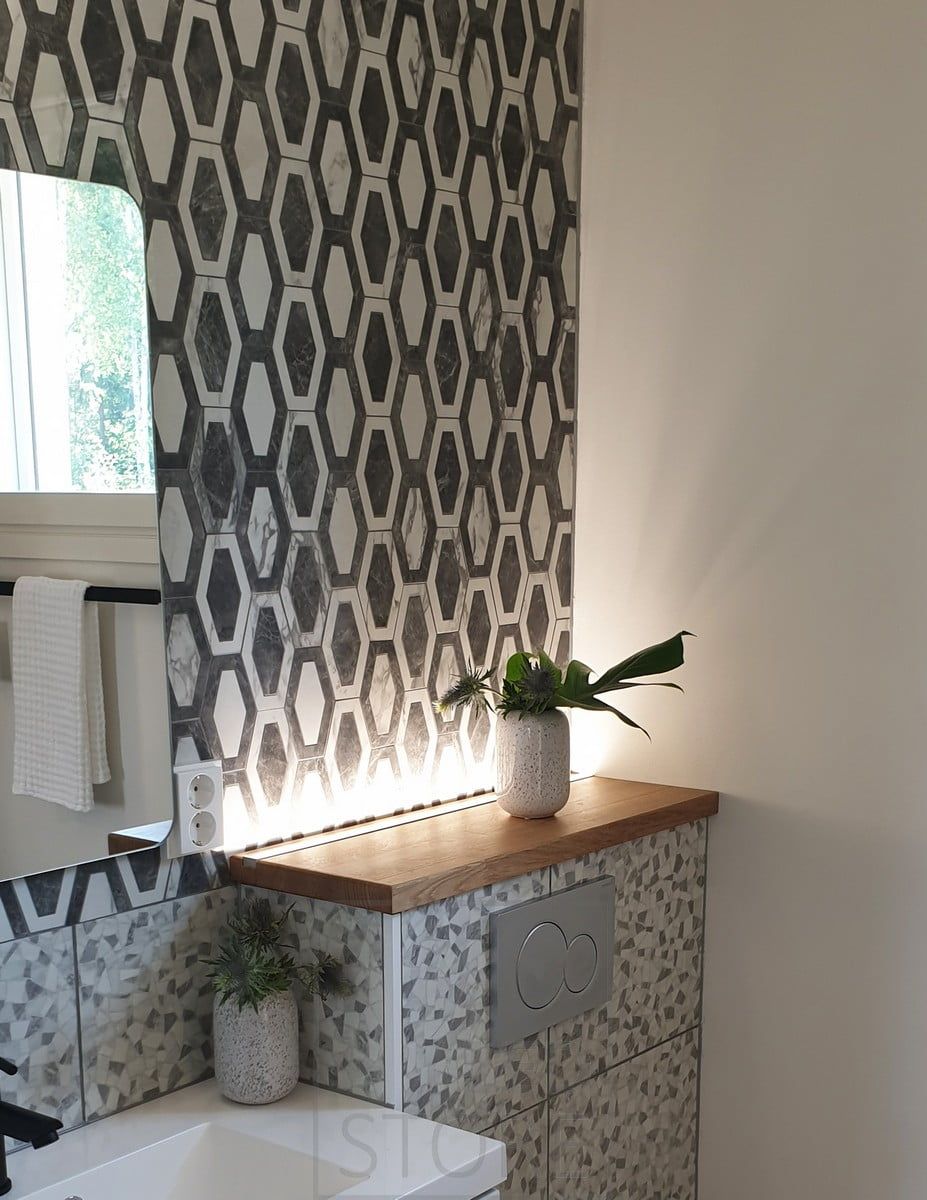 Striscia LED dietro l'alloggiamento della toilette, rivolta verso l'alto, per creare una piacevole luce d'atmosfera. Ledstore.fi