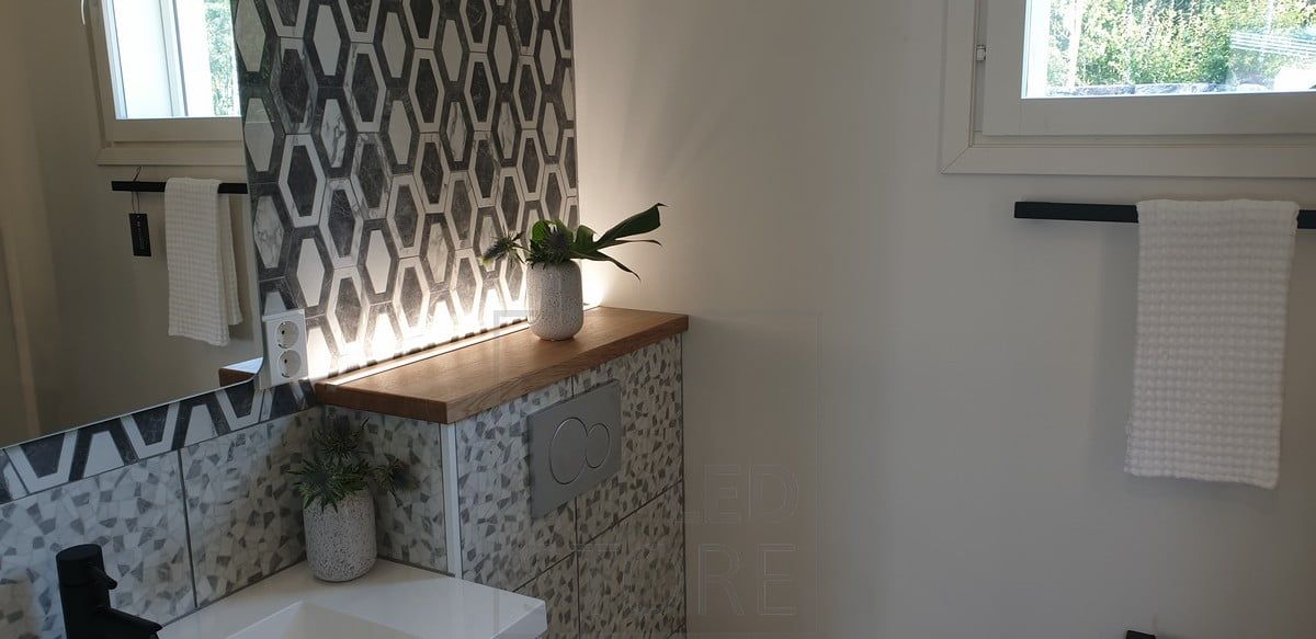 Striscia LED dietro l'alloggiamento della toilette, rivolta verso l'alto, per creare una bella luce d'atmosfera, che funziona anche come luce notturna. Ledstore.fi