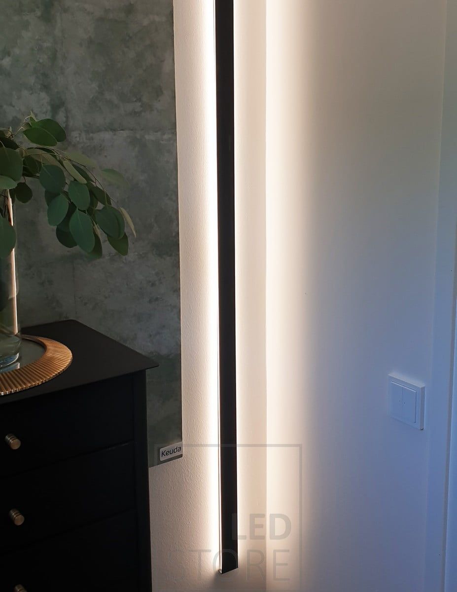 Profilo luminoso bidirezionale a parete con strisce LED in entrambe le direzioni. Ledstore.fi