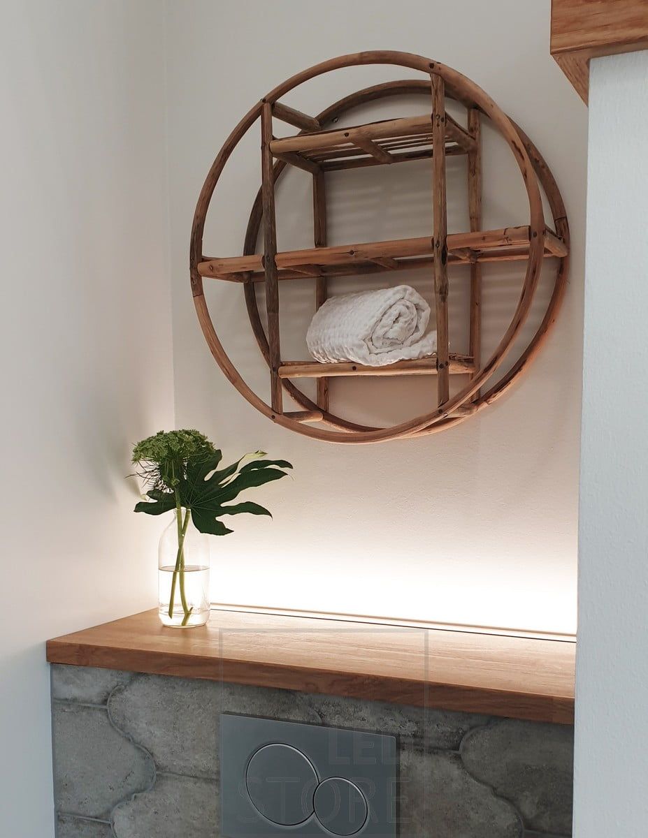 Dietro la toilette, una striscia LED è diretta verso l'alto, creando una bella luce d'atmosfera. Ledstore.fi