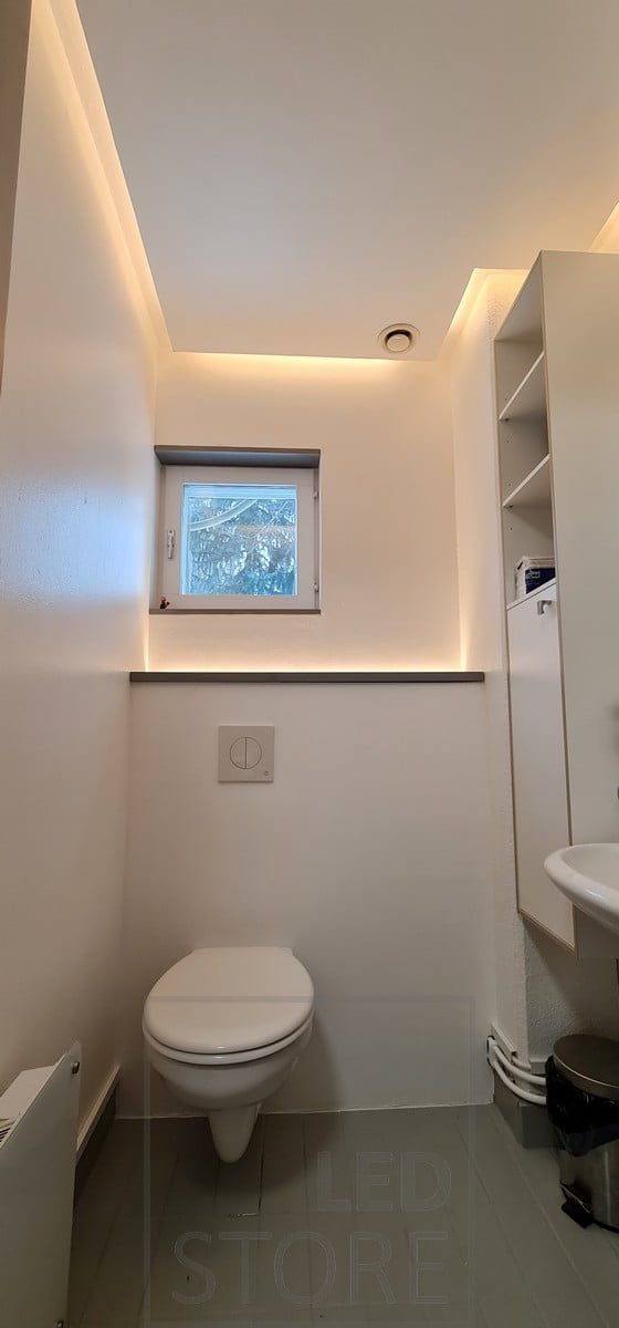 Illuminazione indiretta per l'intero bagno. La striscia LED sull'alloggiamento della toilette funziona anche come luce notturna, attivata da un sensore di movimento. Ledstore.fi